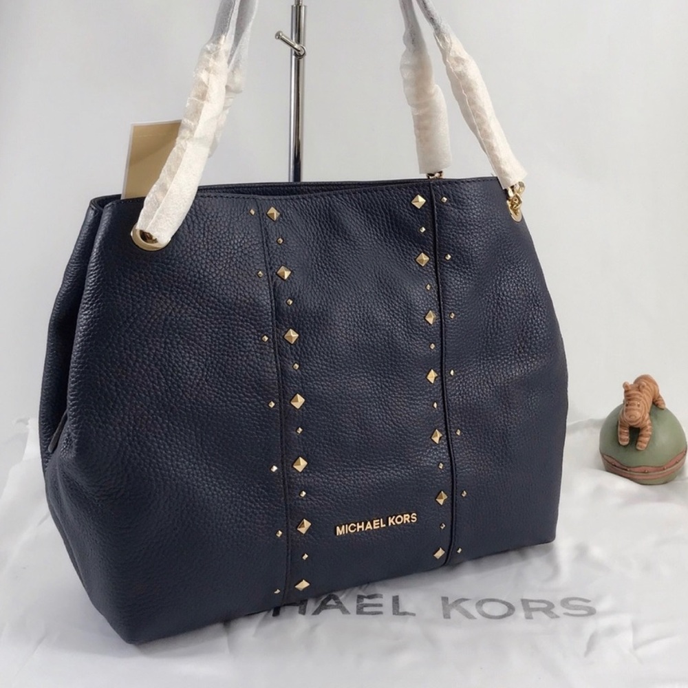 Authentic Micheal Kors Large Pebbled Leather Shoulder Bag & Wallet